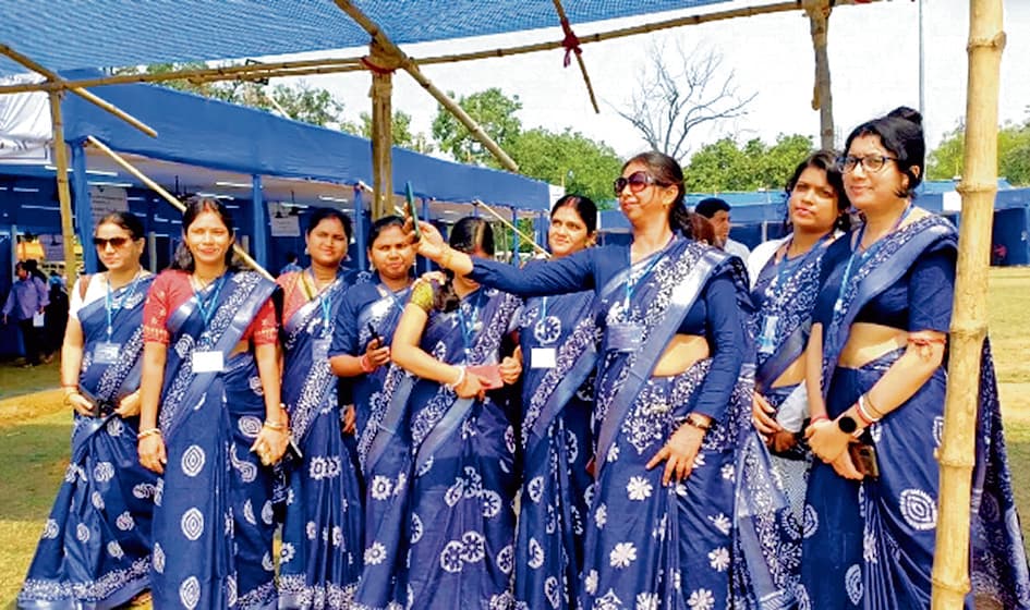 महिला व पुरुष कर्मचारियों का ड्रेस कोड बना आकर्षण का केंद्र