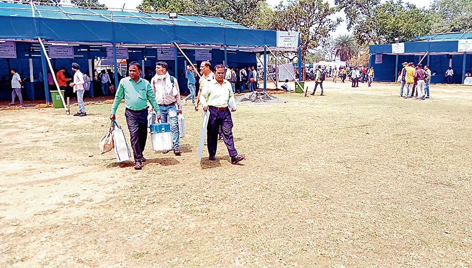 आज है मतदान, बूथों पर पहुंचे मतदान कर्मी