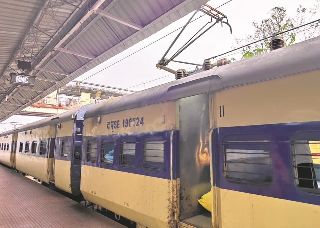 अव्यवस्था : रांची स्टेशन पर गलत सूचना प्रसारित होने से प्लेटफॉर्म बदलते रहे यात्री