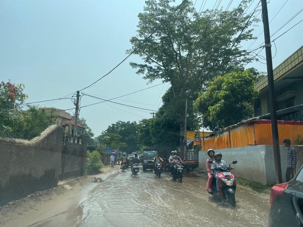 संत फ्रांसिस स्कूल रोड में बहता रहा पानी