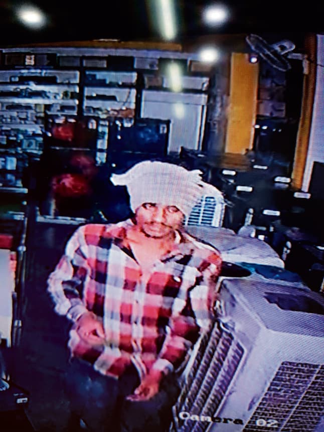 गैस कटर से शटर काटा, फिर दुकान से 30 लाख से अधिक की चोरी की