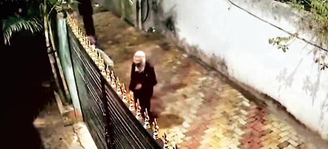 ओके ::: अनुवादक के घर से पांच लाख नगद व आठ लाख के गहने की चोरी