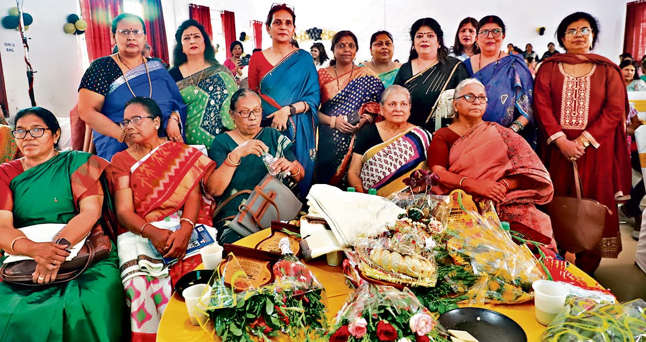 45 वर्ष बाद मिली सहेलियां, भावनाओं के आंसू बह निकले