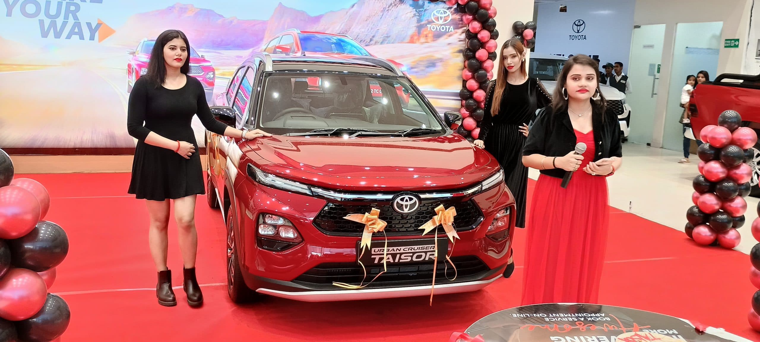 टोयोटा शोरूम में अर्बन क्रूजर कार की लांचिंग