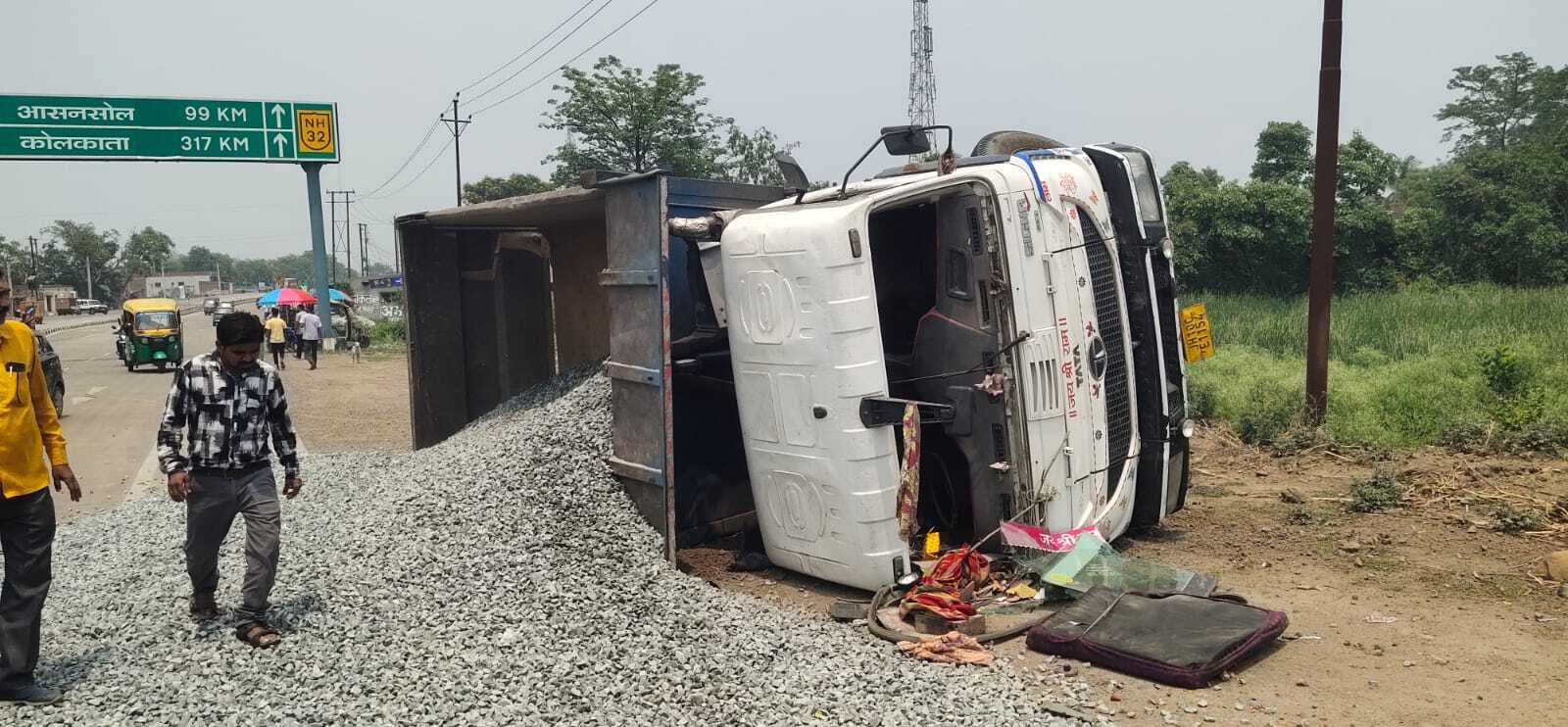 कोयला लदी बाइक को बचाने में हाइवा पलटा, चालक-खलासी घायल