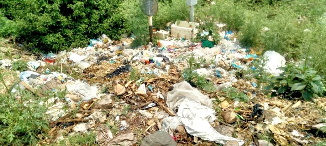 बरवां नदी के किनारे कूड़े से फैली बदबू, बढ़ी परेशानी