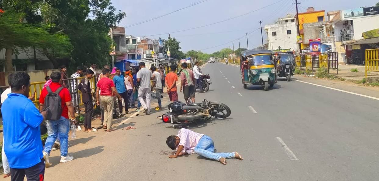 हादसा :: बाइक की टक्कर में दो युवक घायल, हालत गंभीर