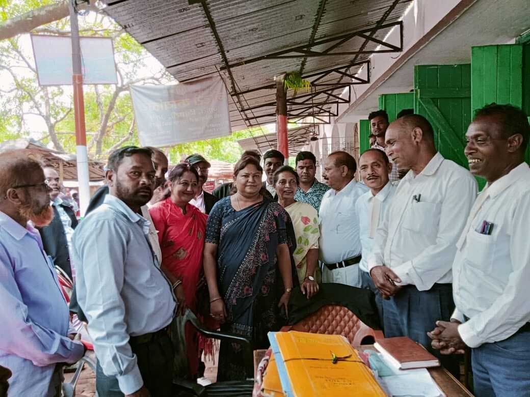 चुनाव...अधिवक्ताओं के बीच पहुंच सीता सोरेन ने मांगा समर्थन