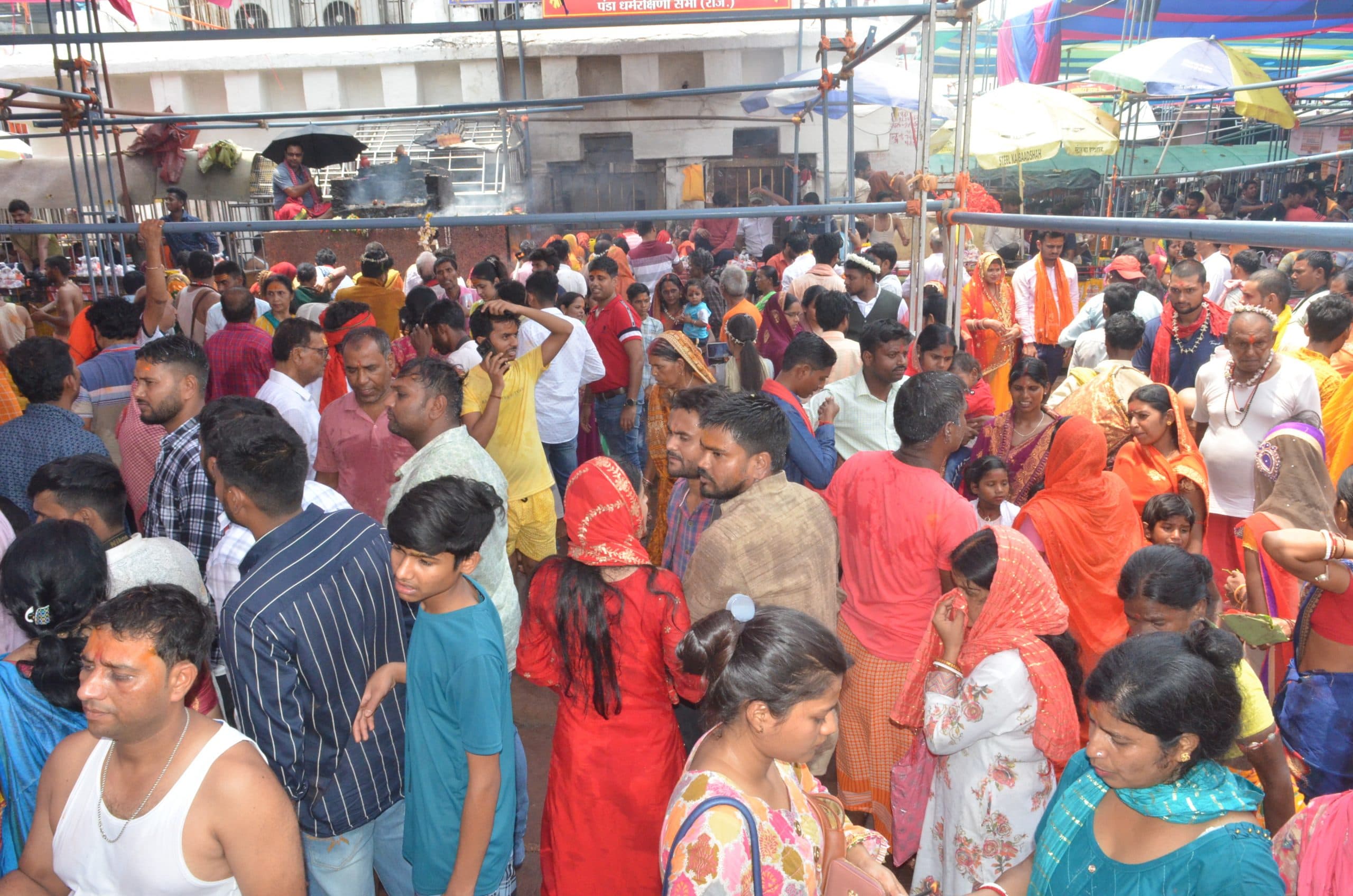 बाबा मंदिर में उमड़े भक्त, 40 हजार ने किया जलार्पण