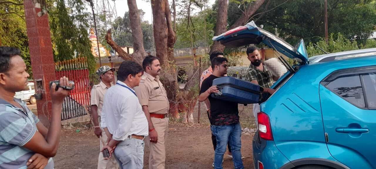 चुनाव : एफएसटी टीम ने की वाहनों की जांच