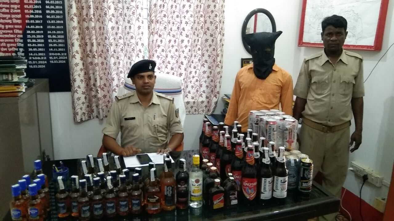 देवीपुर में कपड़ा दुकान से पुलिस ने जब्त की अवैध शराब