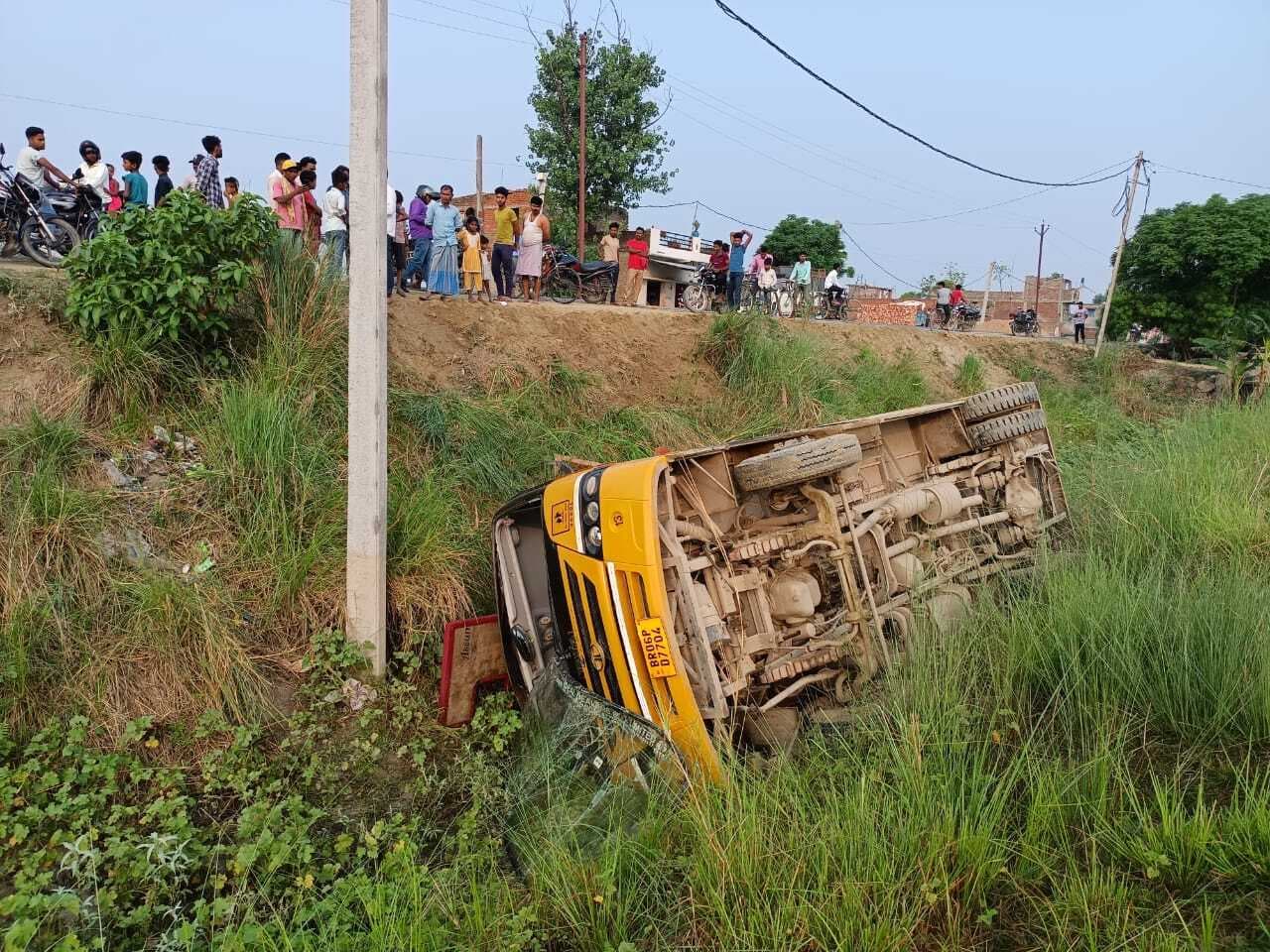 बच्चों से भरी स्कूली बस पलटी, कई छात्र जख्मी