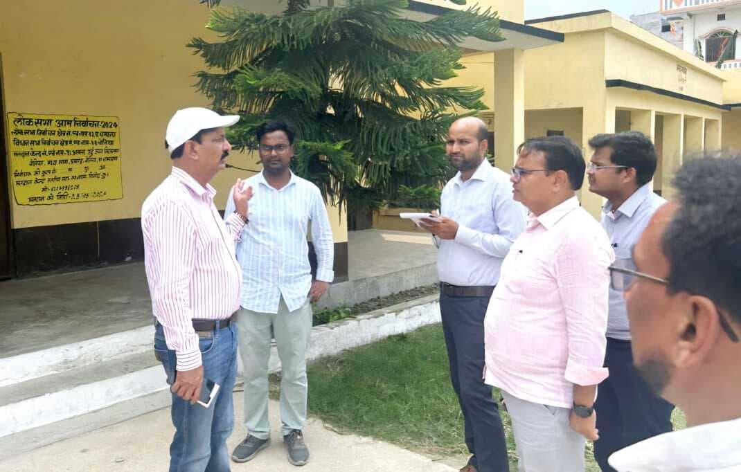 डीएम ने किया बूथों का निरीक्षण