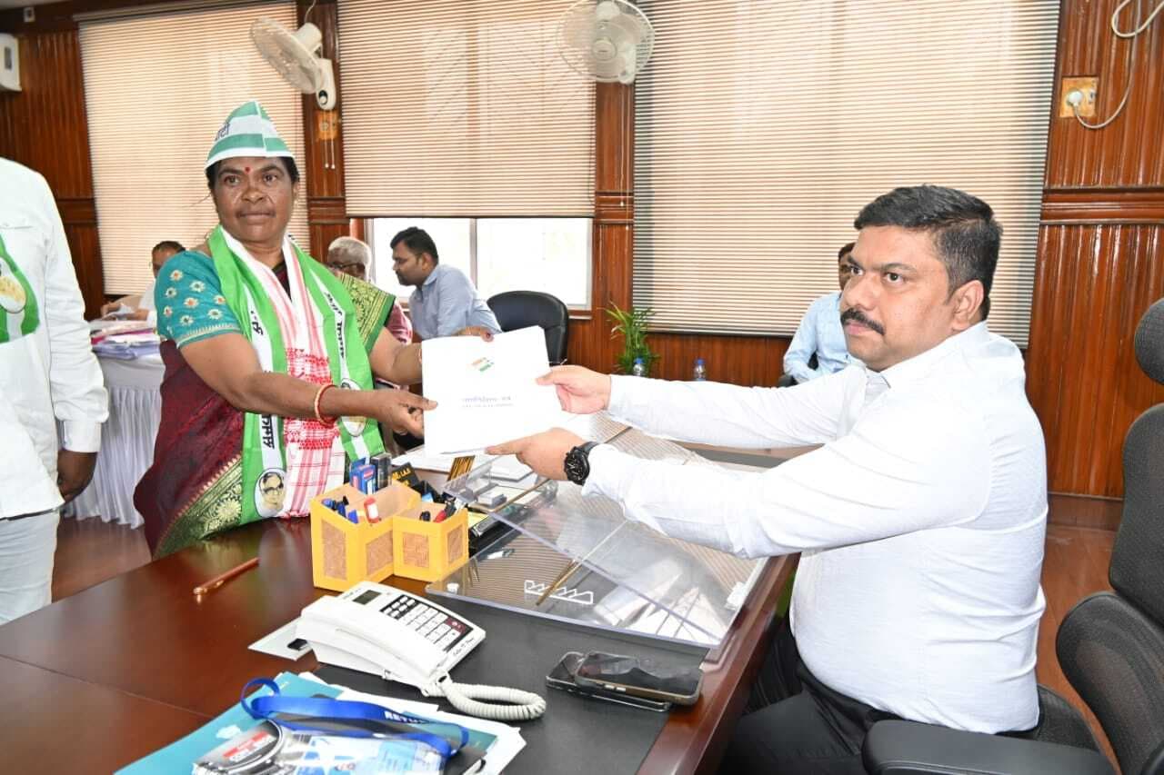 बॉटम :: दुमका में मुन्नी हांसदा समेत सात और प्रत्याशियों ने भरा पर्चा