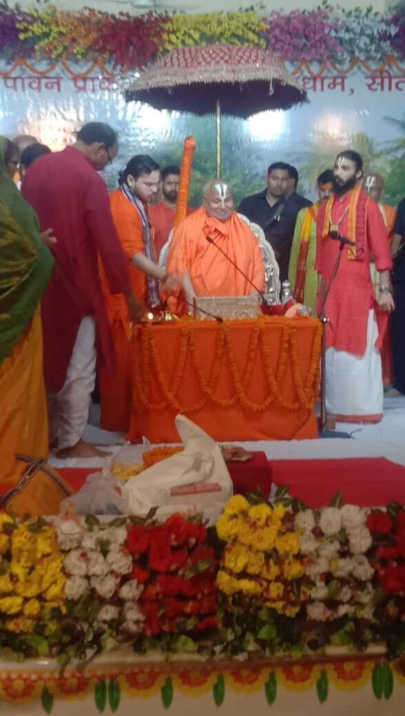 क्रोध को जीत लेने के कारण हमेशा मुस्कुराते रहते हैं भगवान श्रीराम : रामभद्राचार्य