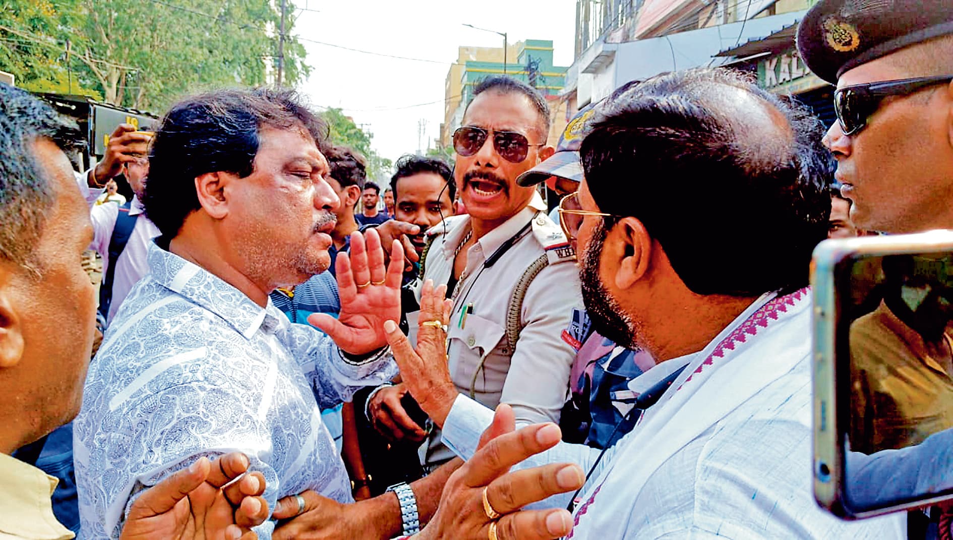 WB News : भाजपा विधायक पर वोटरों को प्रभावित करने का आरोप