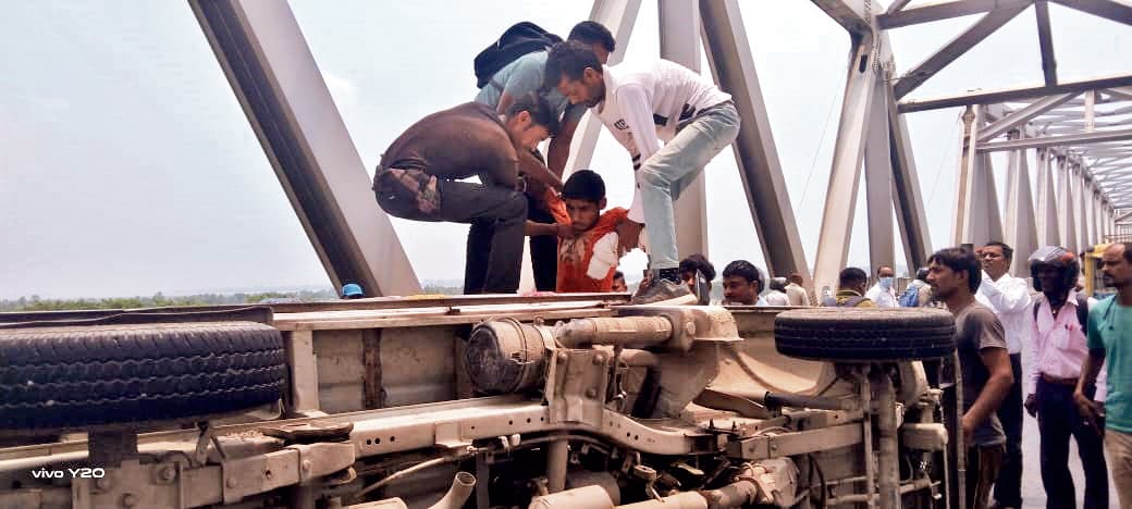 गांधी सेतु पर पिकअप वैन पलटा, लगा भीषण जाम