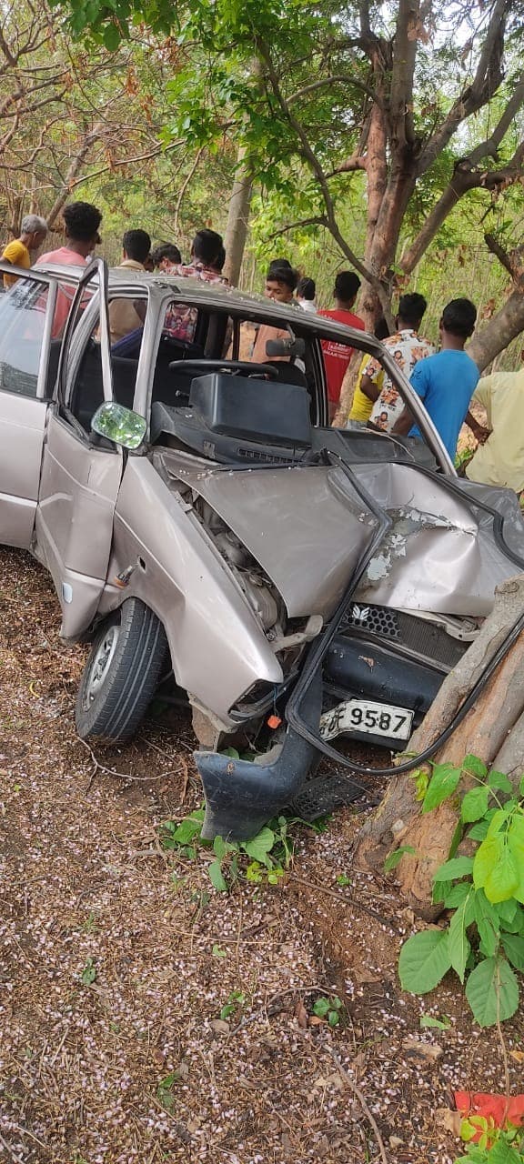 पेड़ से टकरायी मारुति कार, चालक घायल