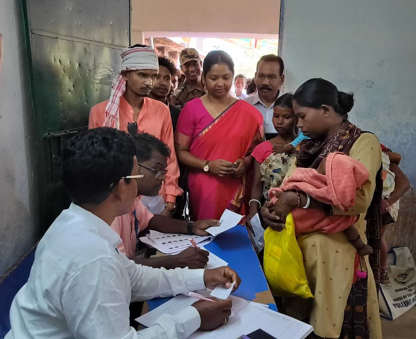 जगन्नाथपुर विधानसभा : नक्सली अपील बेअसर, बूथों पर जीता लोकतंत्र, सुरक्षा के कड़े इंतजाम के बीच मतदान केंद्रों पर रही भीड़