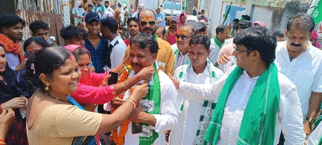 राजगांगपुर : बीजद प्रत्याशी मुख्यमंत्री की साफ छवि व विकास के नाम पर मांग रहे वोट