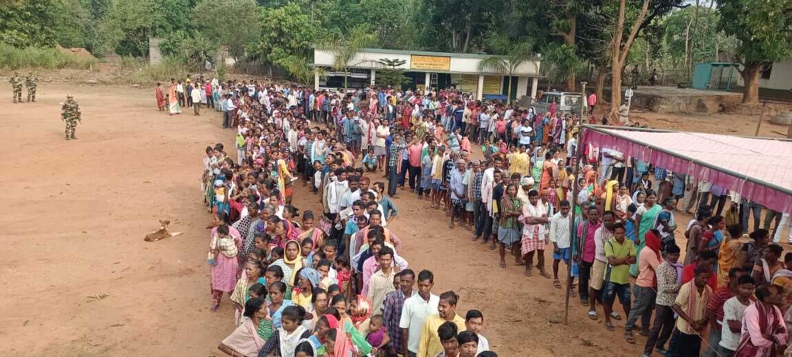 मनोहरपुर विधानसभा : नक्सलियों की धमकी पर वोटरों का उत्साह भारी, भयमुक्त होकर किया मतदान