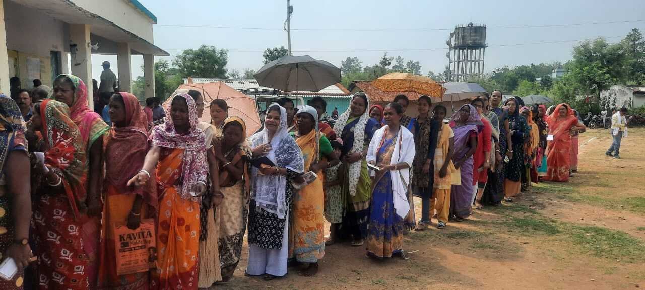 सरायकेला : मौसम की मेहरबानी से मतदान के लिए उमड़े मतदाता