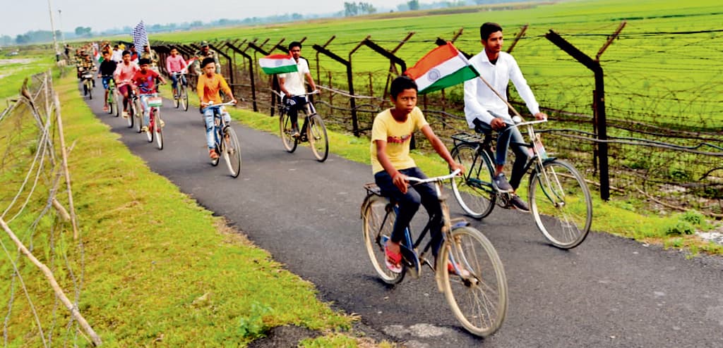 पर्यावरण की रक्षा को ले बीएसएफ जवानों ने निकाली साइकिल रैलीफोटो 2, 3 रैली में शामिल बीएसएफ के पदाधिकारी, कर्मी व ग्रामीण