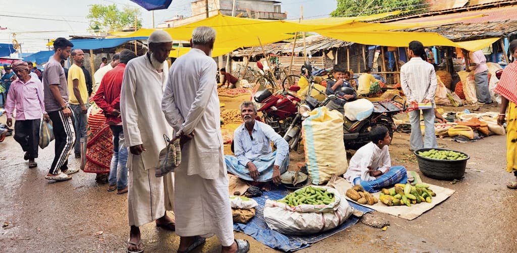 पौआखाली गुदड़ी बाजार का मार्केटिंग शेड बना शोभा की वस्तु