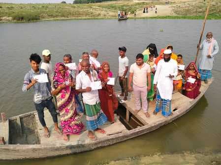 नाव से कोसी नदी को पारकर किया मताधिकार का उपयोग