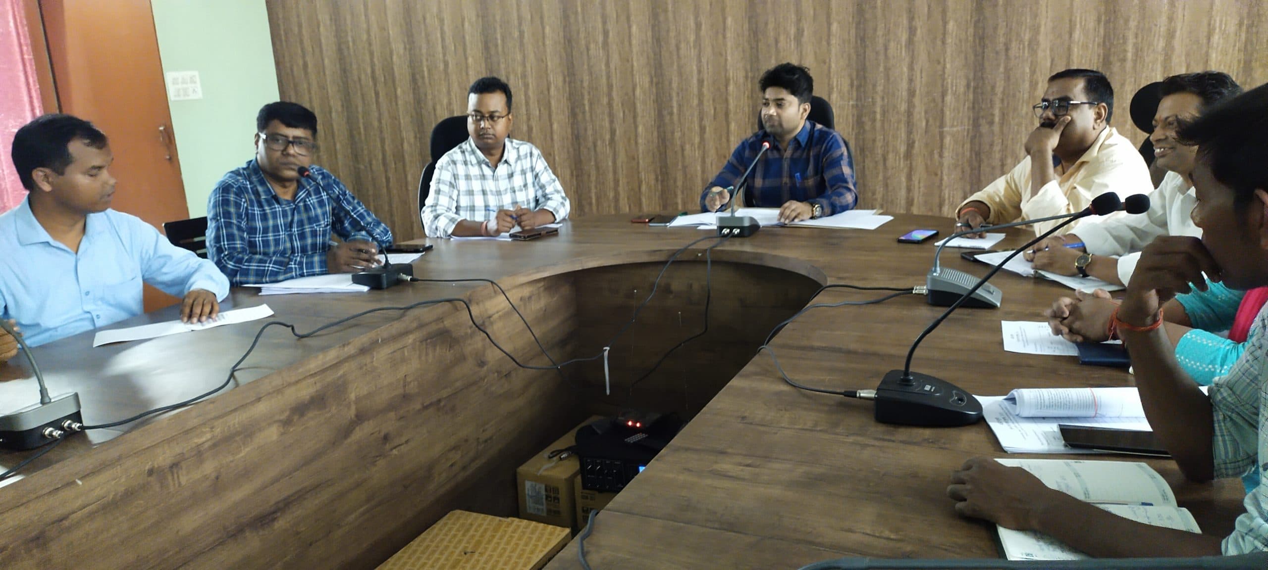 चुनावी बैठक में अनुपस्थित कर्मियों को शोकॉज