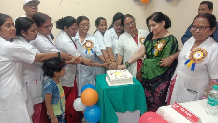 डीवीसी एसटीएम अस्पताल में मनाया गया नर्स दिवस