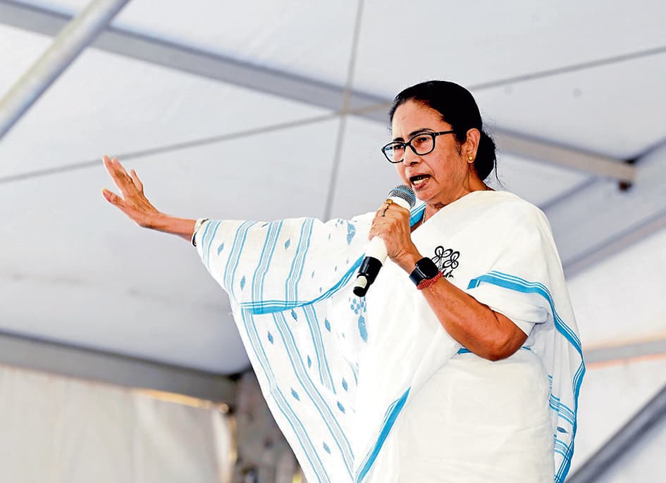 महिलाओं की गरिमा से खिलवाड़ न करें : ममता