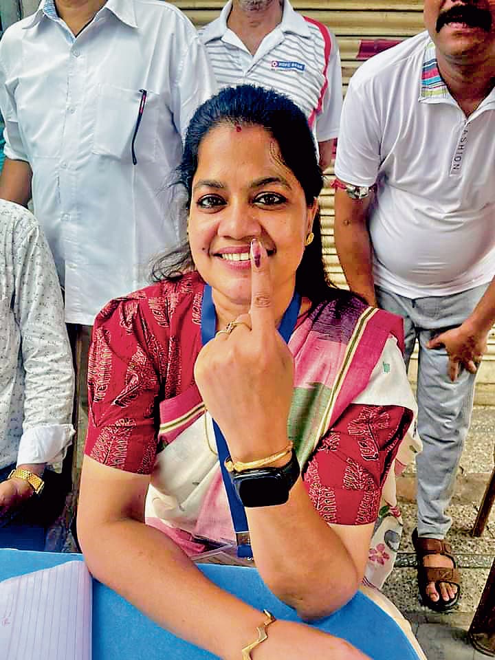 बंगाल में हिंसा की छिटपुट घटनाओं के बीच 75.66 % मतदान