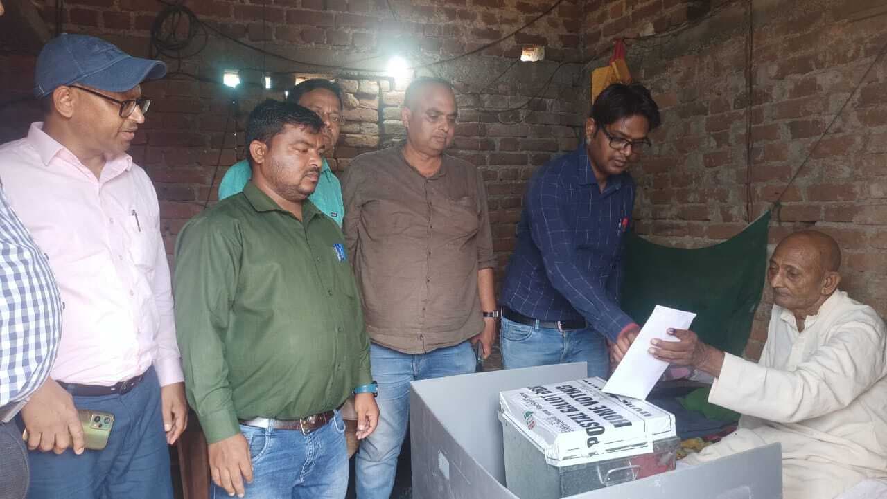 होम वोटिंग के तहत चार लोगों ने किया मतदान