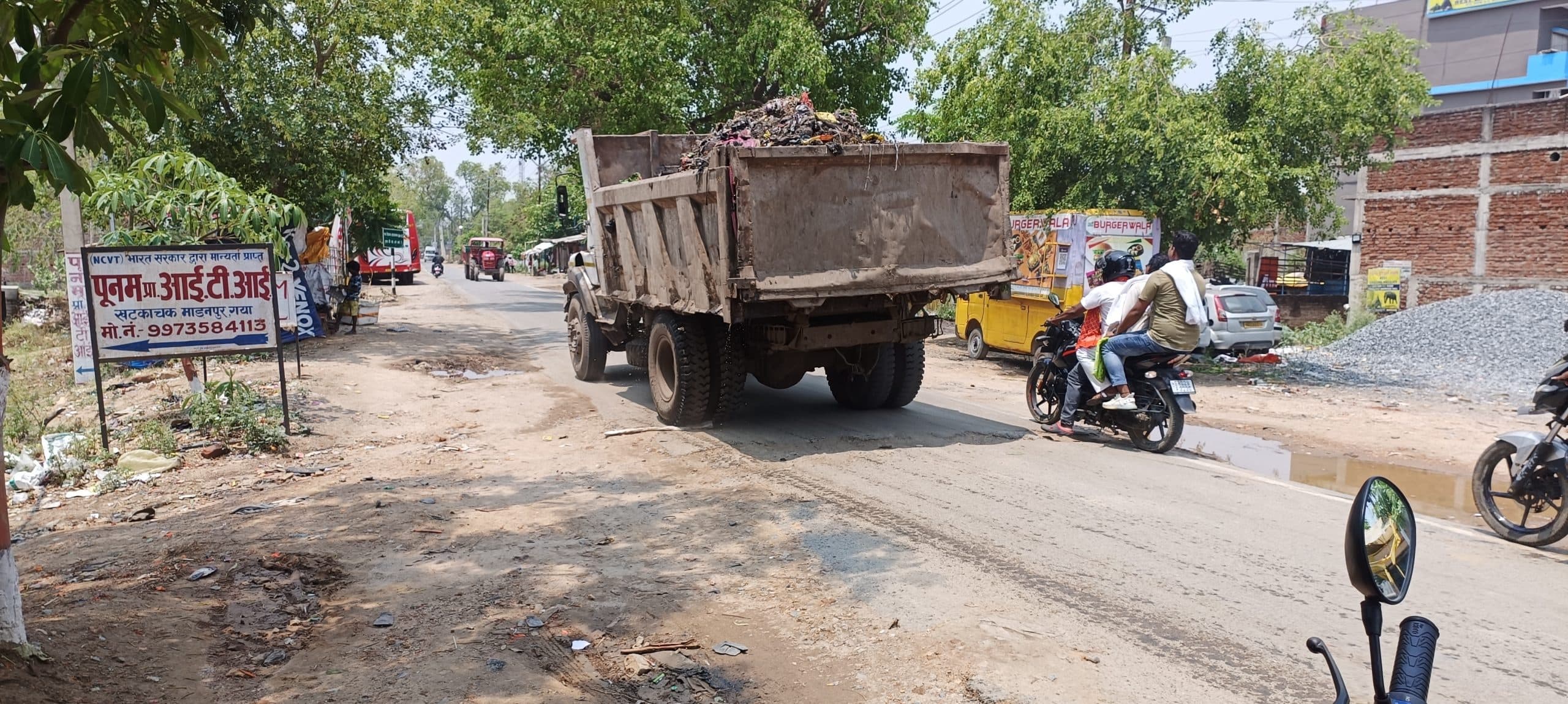 खुली गाड़ियों में ही शहर का कचरा निस्तारण प्लांट ले जाते हैं कर्मी