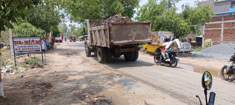 खुली गाड़ियों में ही शहर का कचरा निस्तारण प्लांट ले जाते हैं कर्मी