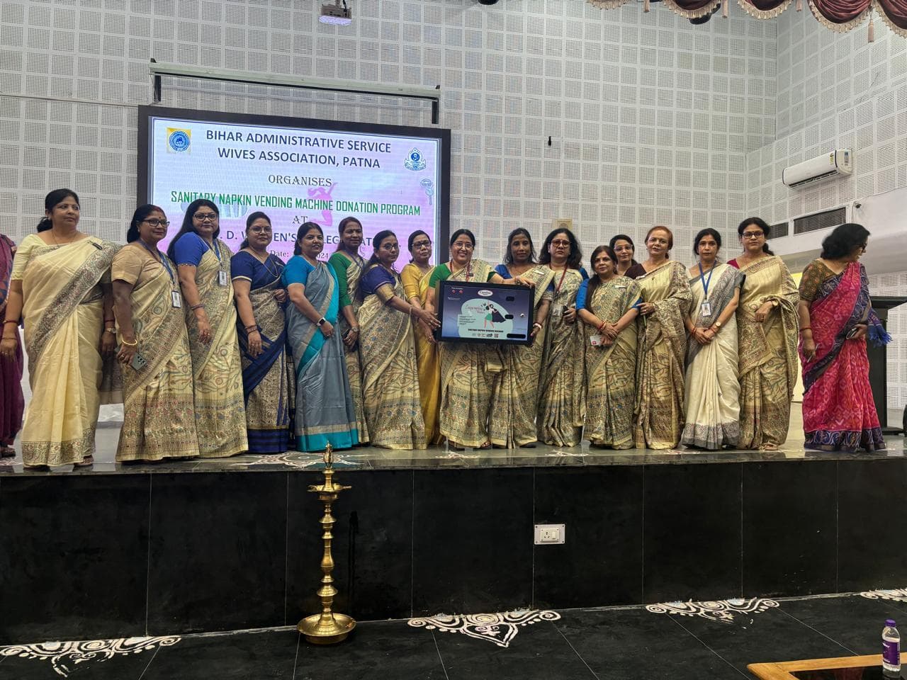 कैंपस : जेडी वीमेंस कॉलेज में छात्राओं के लिए लगायी गयी सैनिटरी वेंडिंग मशीन