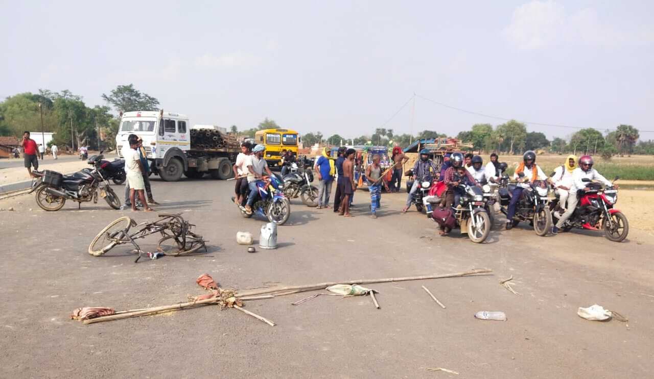 अज्ञात वाहन के धक्के से साइकिल सवार की मौत, आक्रोशित ग्रामीणों ने एनएच 133 को किया जाम