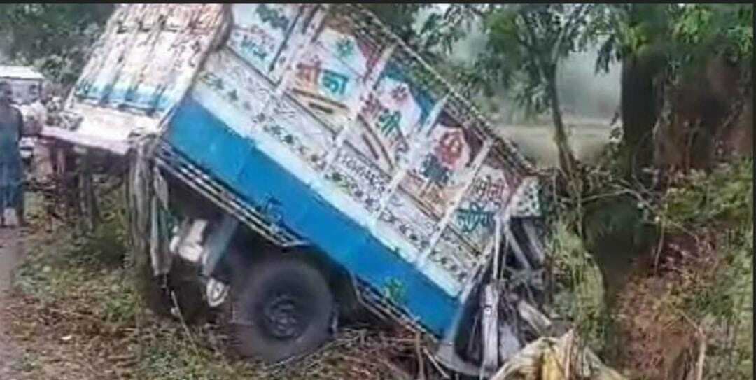 अनियंत्रित होकर पेड़ से टकराई तरबूज लोड पिकअप वैन, दुर्घटना में पिकअप वैन बुरी तरह क्षतिग्रस्त