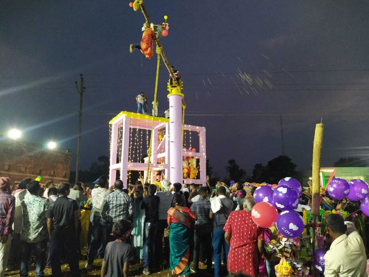 भोक्ताओं ने बरसाये फूल, अंगारों पर चले शिव भक्त