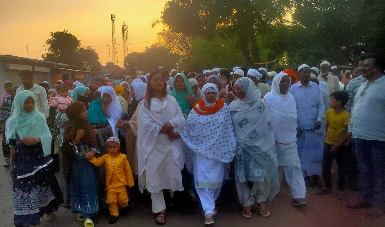 बेड़ो से हज यात्रियों का जत्था रवाना