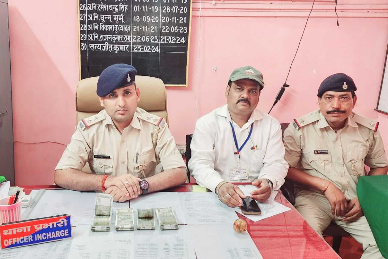 - सेंद्रा चेकपोस्ट में कार से 1.95 लाख रुपये जब्त
