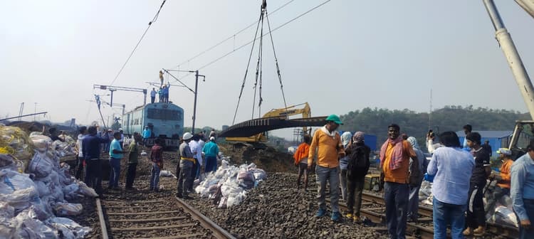 खानूडीह-तेलोटांड़ फाटक के पास अंडरपास का निर्माण पूरा, आठ घंटे तक गोमो-महुदा रेल मार्ग रहा बंद