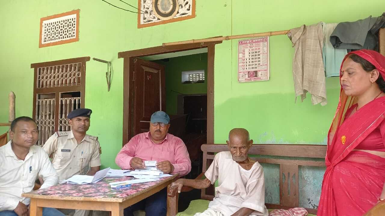 दिव्यांग व बुजुर्गों ने पहली बार घर से डाले वोट, अफसरों को कहा थैंक्यू