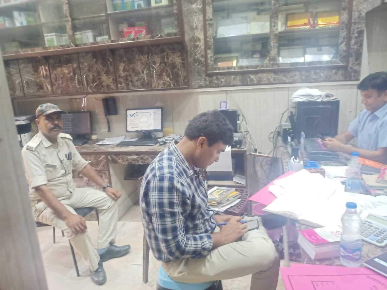 लाल बाजार में भारतीय बीज भंडार व साईं इंटरप्राइजेज पर सेल टैक्स का छापा