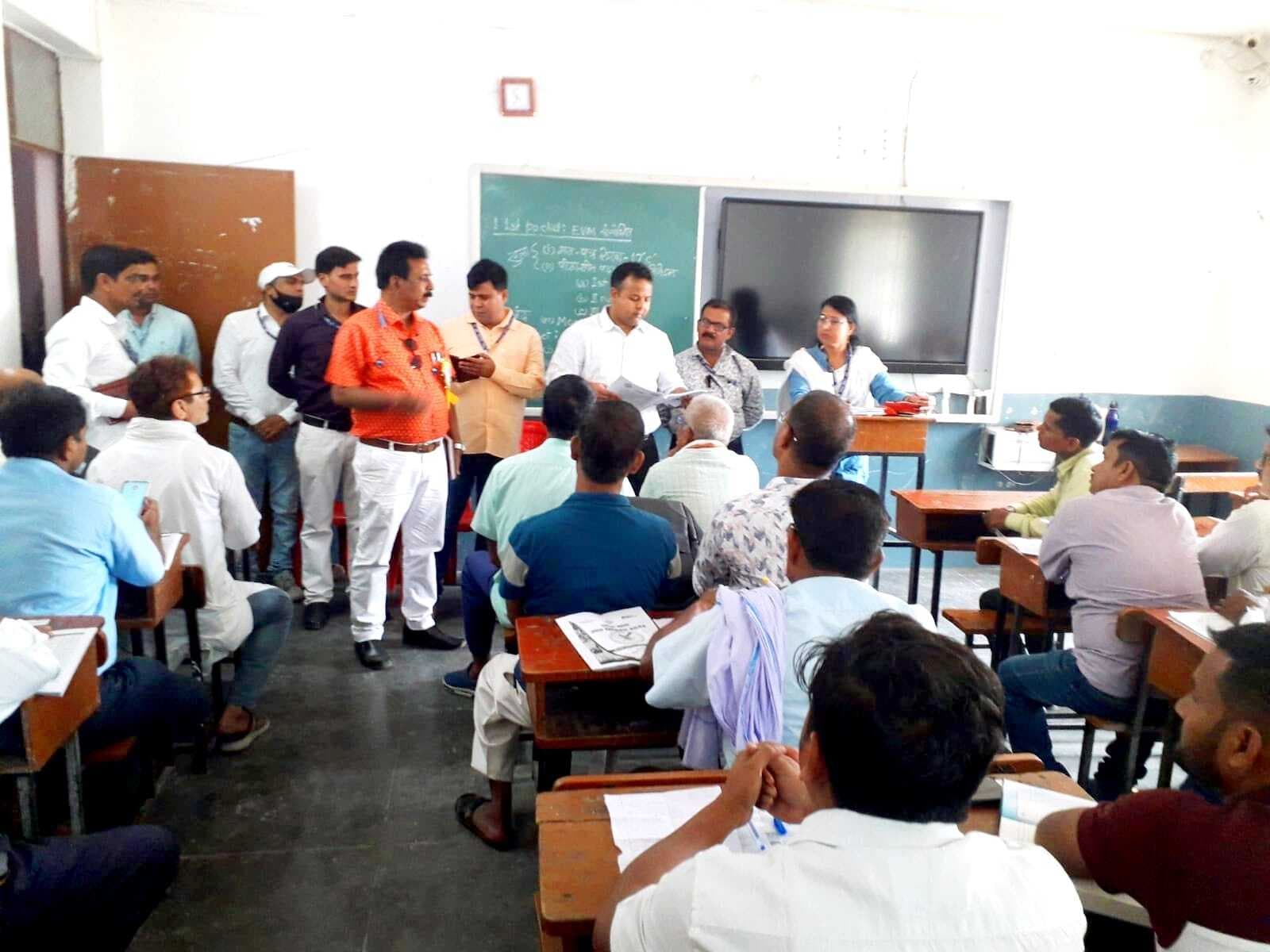 इवीएम व वीवीपैट के फंक्शन की पूरी जानकारी जरूरी:डीएम