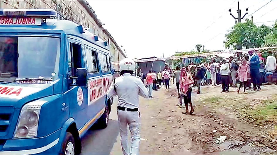 Road Accident : राष्ट्रीय राजमार्ग-19 के ब्रिज से डंपर गिरा, चालक की मौत