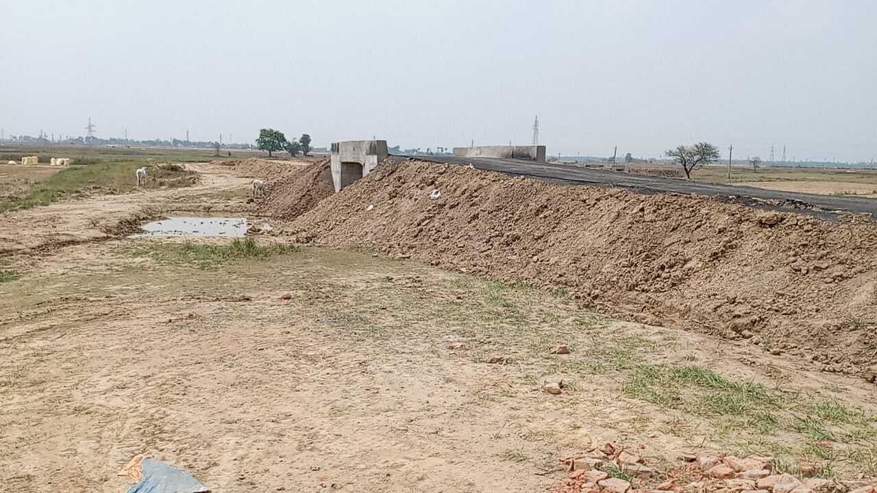 निजी जमीन में सड़क व पुलिया निर्माण की बात कह ग्रामीणों ने रोका निर्माण कार्य