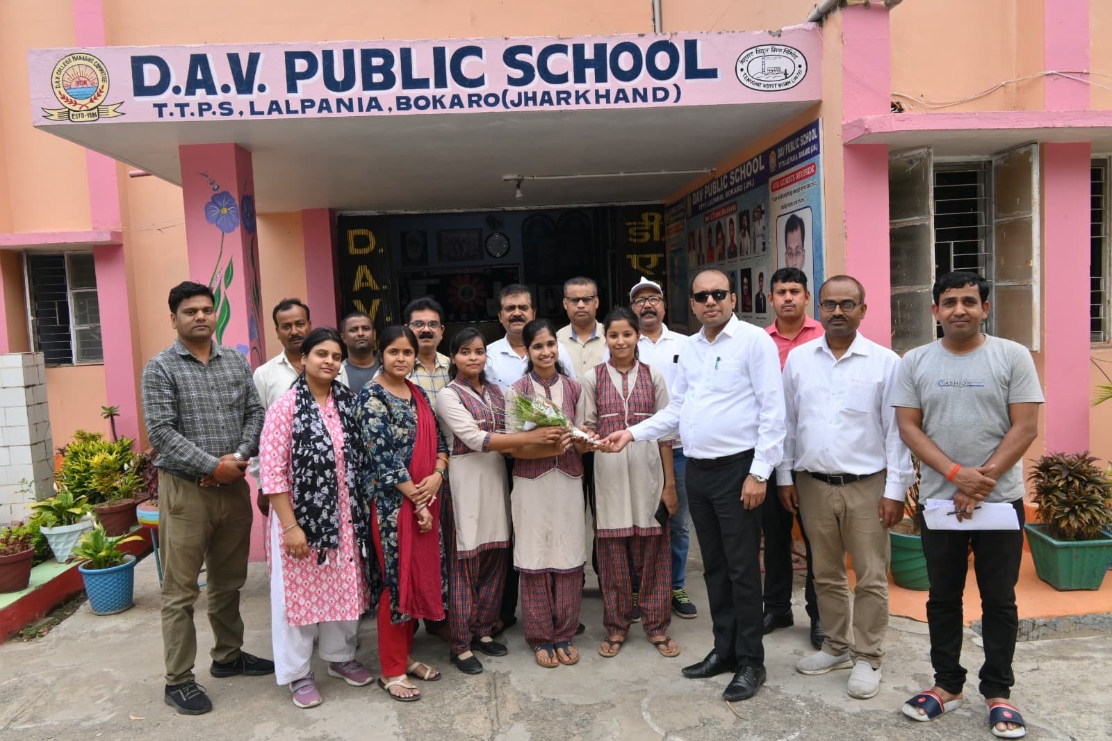 10वीं और 12वीं में डीएवी ललपनिया के सभी विद्यार्थी सफल