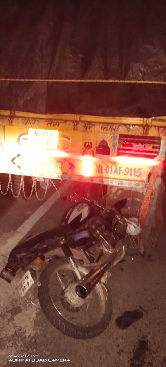 टेल्को : खड़े ट्रेलर में बाइक सवार ने मारी टक्कर, जख्मी